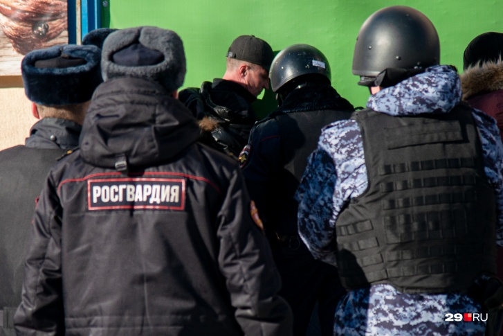 11 марта 2021 года Северодвинск потрясла громкая ситуация: с оружием в центр микрозаймов «РосДеньги» пришел клиент-должник