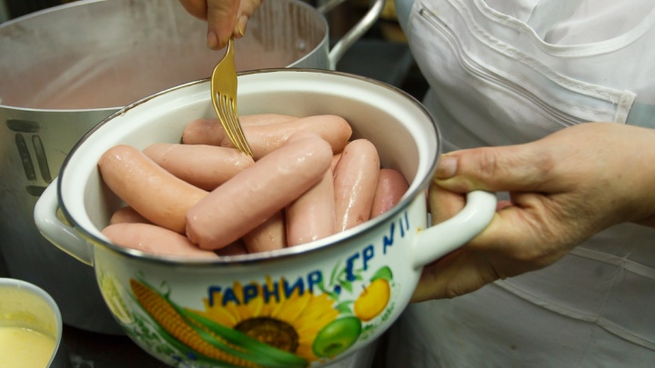 Выясним, насколько это достоверно: в Волгограде поставщик школьного питания проверяет информацию о сосиске с плесенью