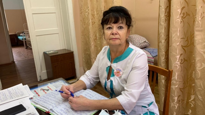 «У меня ноги подкосились». В Свердловской области медсестра выиграла в ковидную лотерею