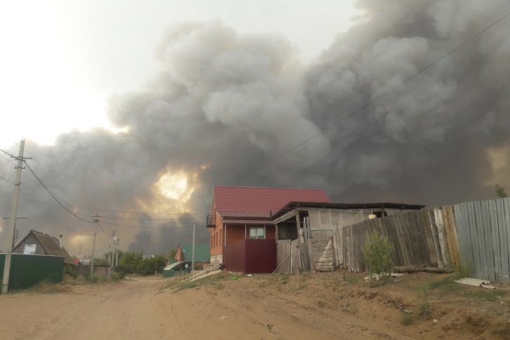 Клубы черного дыма заволокли горизонт в селах Борского района