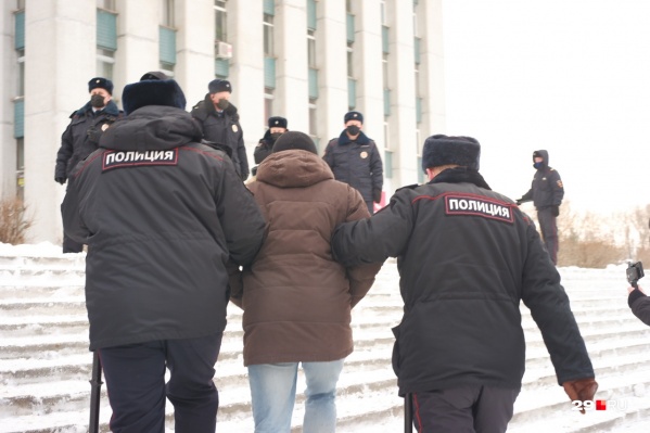 Среди тех, кто оказался в полиции, есть и несовершеннолетние Среди тех, кто оказался в полиции, есть и несовершеннолетние 