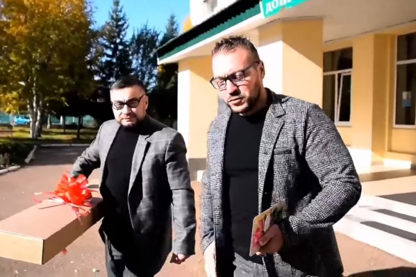 Активисты ходили с большой коробкой, делая вид, что несут подарок директорам на День учителя Активисты ходили с большой коробкой, делая вид, что несут подарок директорам на День учителя