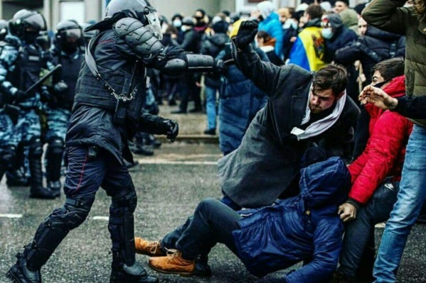 Парень в пальто и белом шарфе — это Глеб Марьясов, секретарь красноярского отделения Либертарианской партии России Парень в пальто и белом шарфе — это Глеб Марьясов, секретарь красноярского отделения Либертарианской партии России