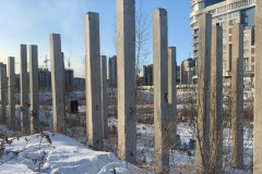 У одной из этих свай и нашли тело У одной из этих свай и нашли тело