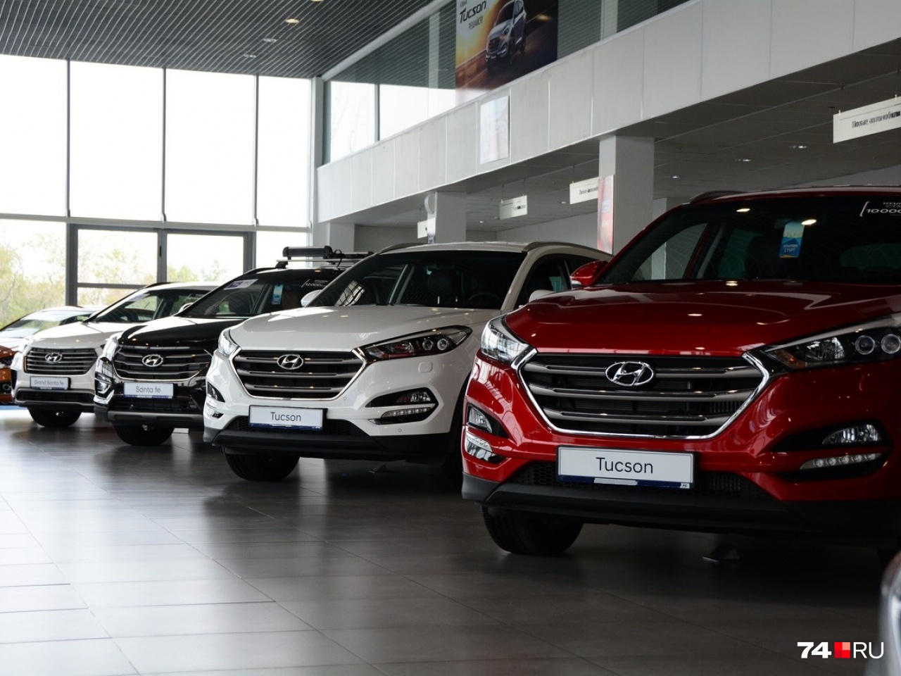 В автосалонах Hyundai царит тревожное оживление: машины продают, но не всегда без допов