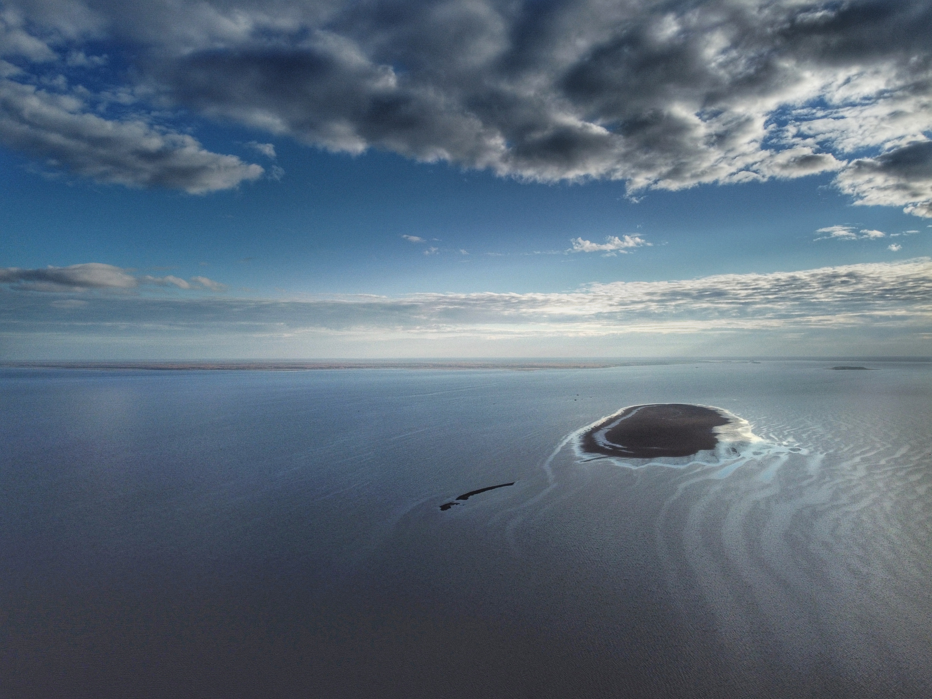 Из-за низкого уровня воды на поверхности Рыбинского водохранилища появились островки суши