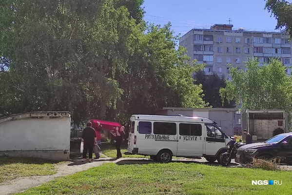 Утром из морга <nobr class="_">11-й</nobr> больницы забирают умерших — это видят родственники и ритуальные агенты Утром из морга <nobr class="_">11-й</nobr> больницы забирают умерших — это видят родственники и ритуальные агенты