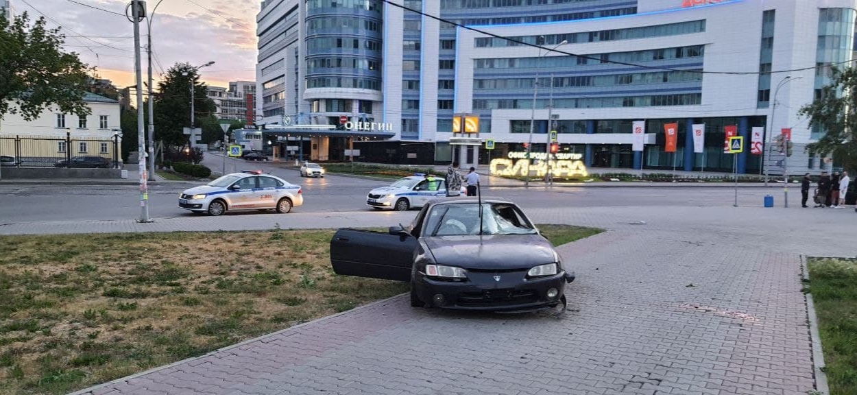 Водитель выпил литр пива: подробности о ДТП в центре Екатеринбурга, где машина сбила двоих пешеходов