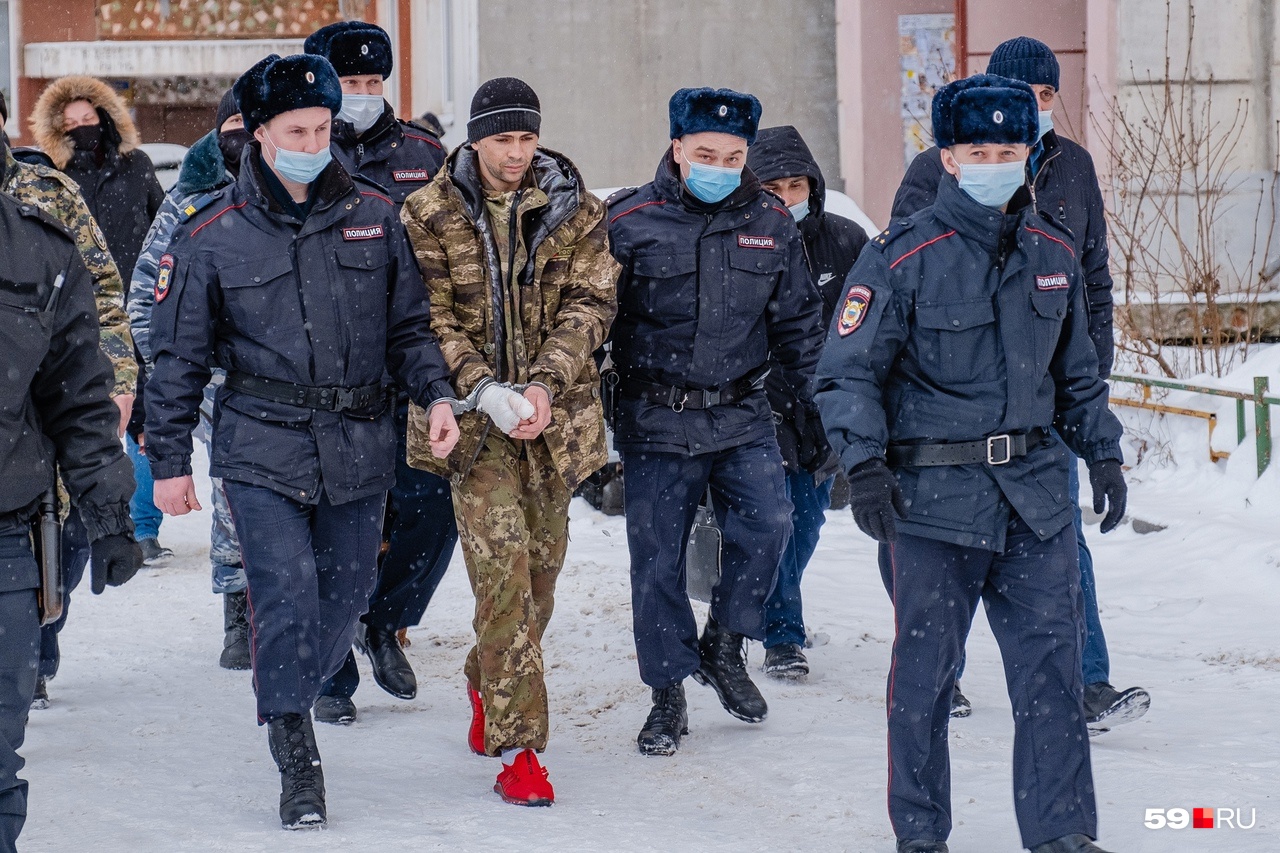 Подозреваемого ведут на место нападения Подозреваемого ведут на место нападения