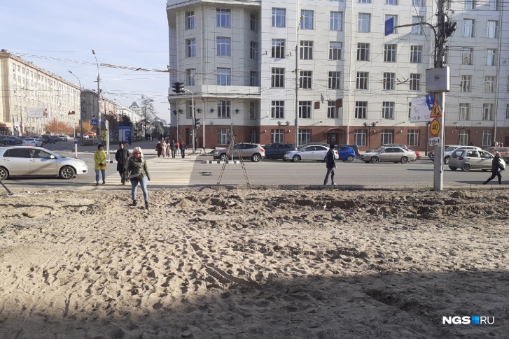 Ходить по городу на каблуках сейчас — задача не из легких. Ситуация ухудшится, когда в Новосибирск вернутся дожди Ходить по городу на каблуках сейчас — задача не из легких. Ситуация ухудшится, когда в Новосибирск вернутся дожди
