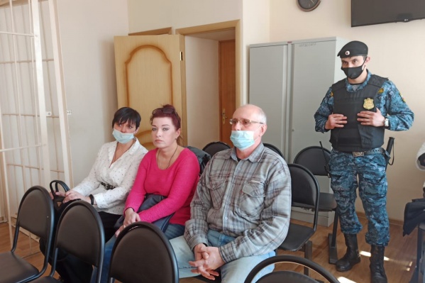 Обвиняемые пришли в суд с вещами Обвиняемые пришли в суд с вещами