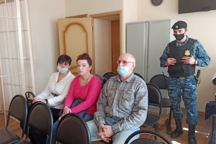 Обвиняемые пришли в суд с вещами Обвиняемые пришли в суд с вещами