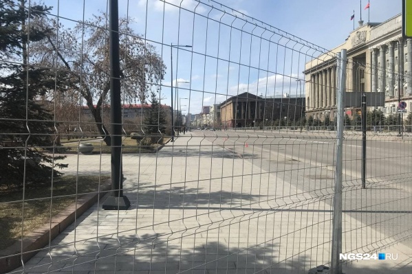 Проходы на площадь тоже перекрыли высокими заборами Проходы на площадь тоже перекрыли высокими заборами