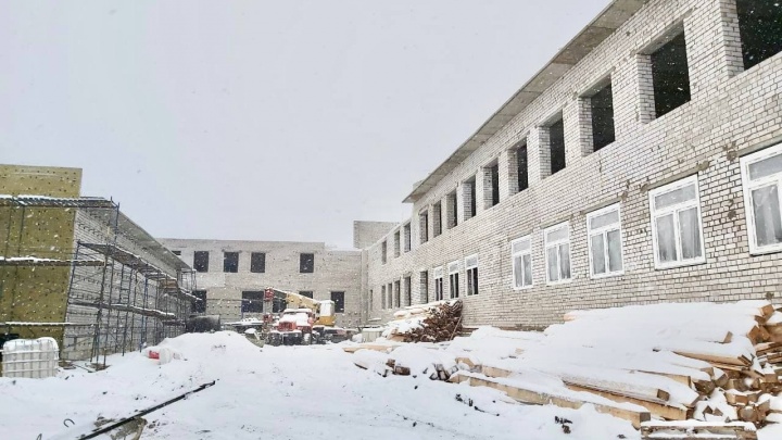 «Путь от котлована до остекления пройден за полгода»: новую больницу в Мезени строят с опережением сроков