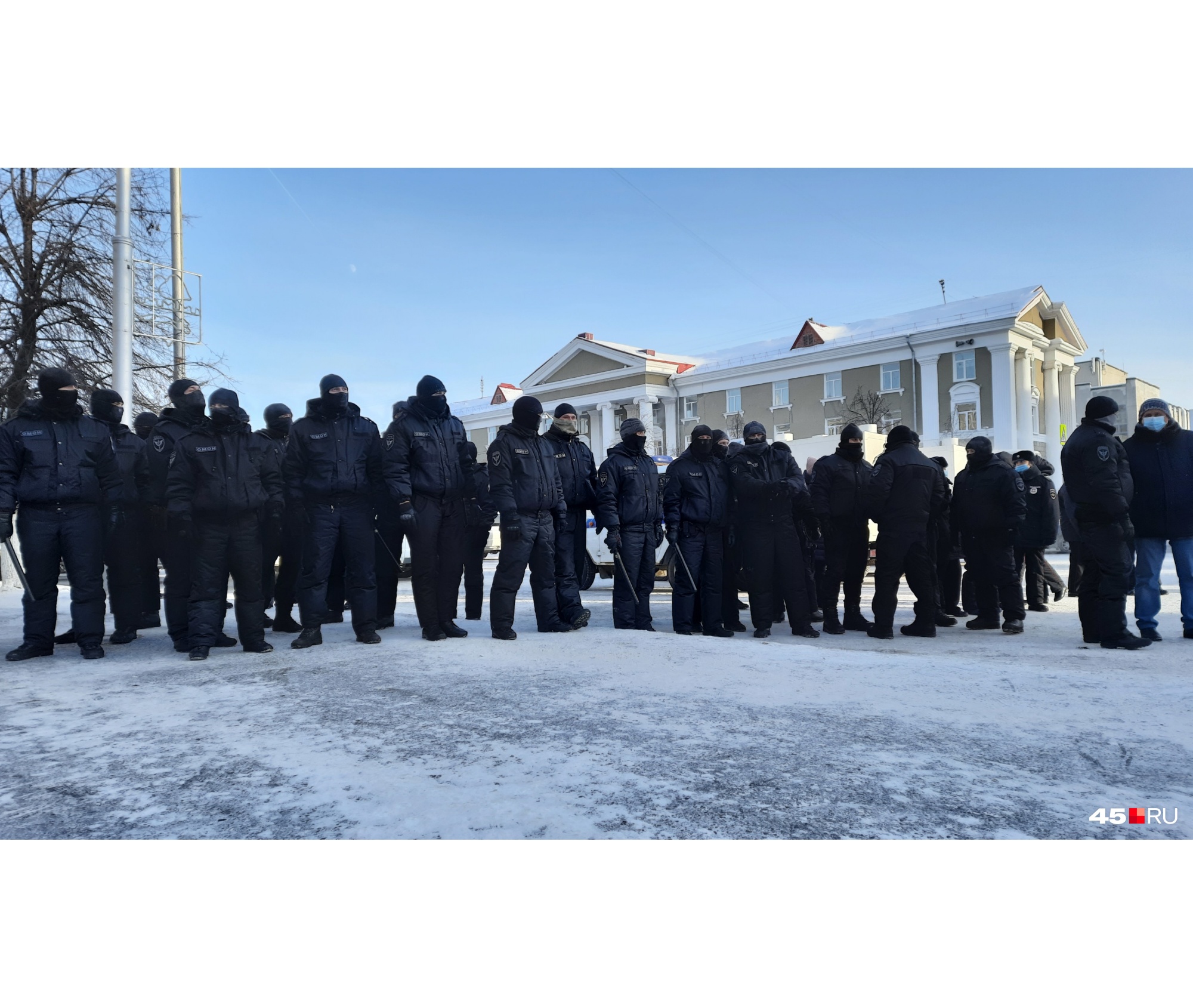На площадь стянули ОМОН, полицию и казачество На площадь стянули ОМОН, полицию и казачество