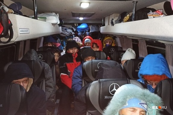 Больше 13 часов пассажиры промаялись в автобусе, после чего их временно расселили в частном секторе села Степного Больше 13 часов пассажиры промаялись в автобусе, после чего их временно расселили в частном секторе села Степного