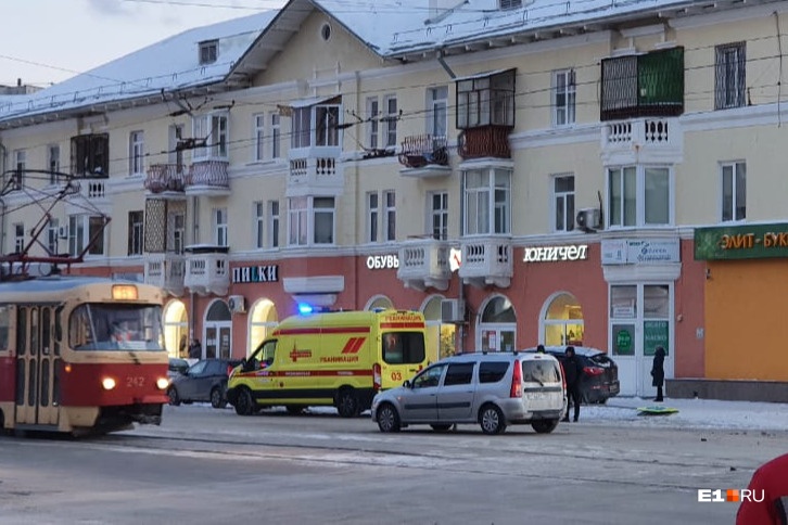 На месте происшествия работают экстренные службы На месте происшествия работают экстренные службы