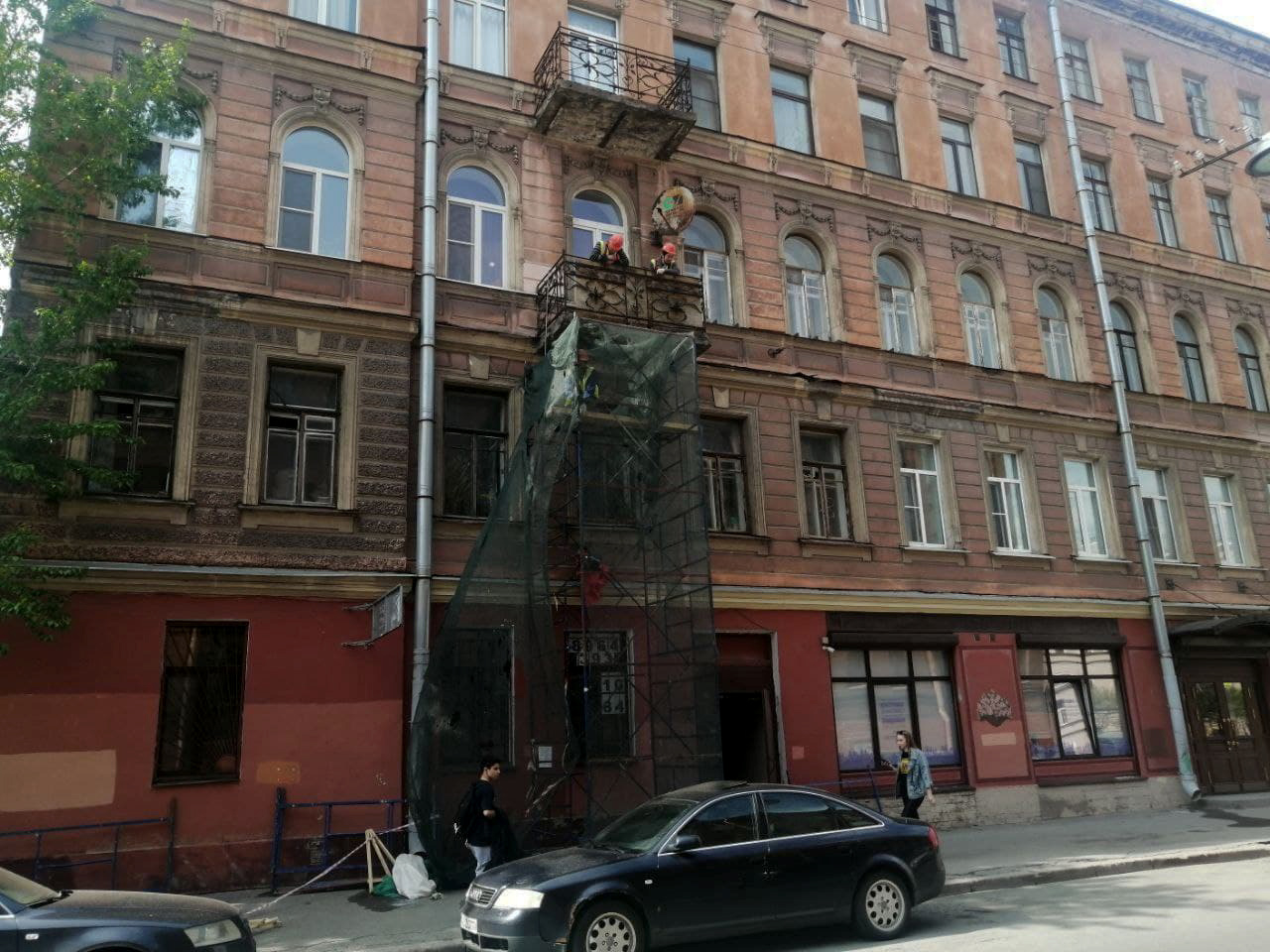 Как болгаркой по балкону. Исторический дом в центре Петербурга «обрили», не спросив жителей
