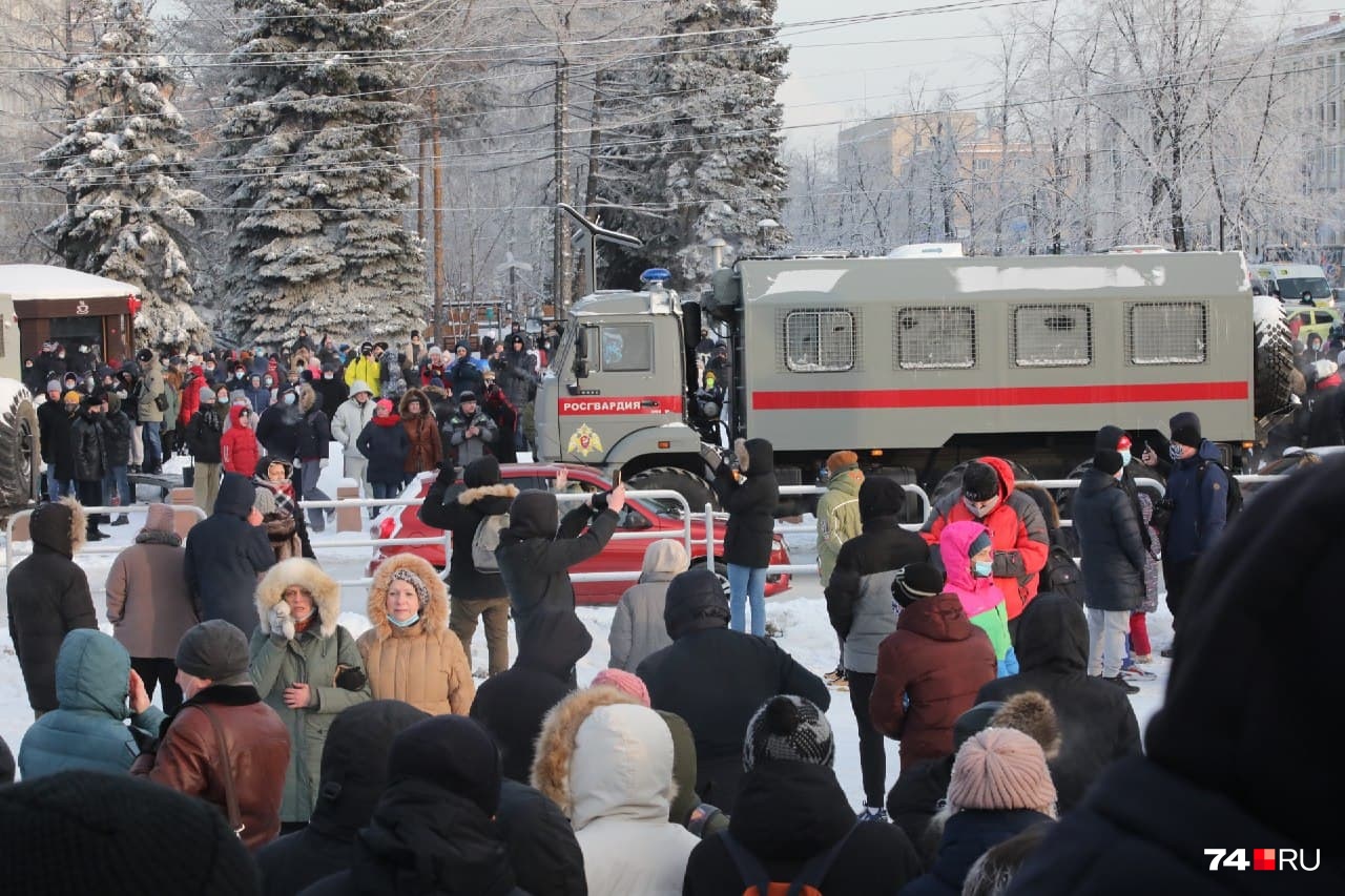 Площадь возле памятника Курчатову была конечной точкой шествия митингующих Площадь возле памятника Курчатову была конечной точкой шествия митингующих