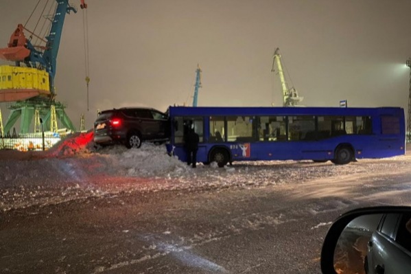 Водителя автобуса чудом не задело Водителя автобуса чудом не задело