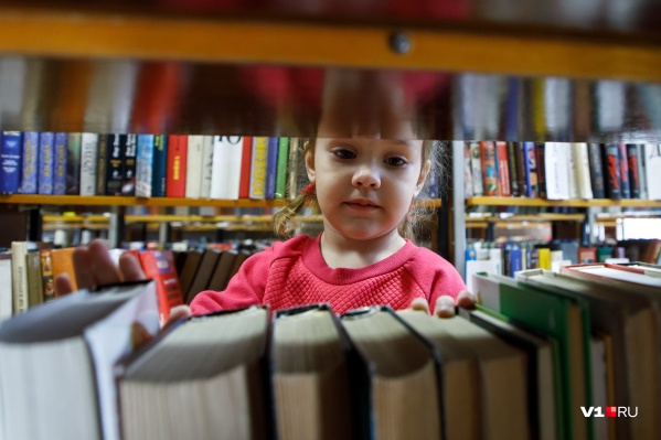 В первую очередь добровольцы хотят передать книги школам и библиотекам В первую очередь добровольцы хотят передать книги школам и библиотекам