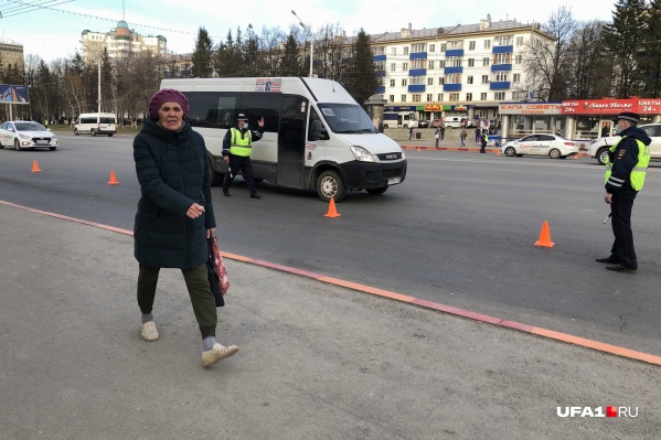 Маршрутка не может подъехать к остановочному пункту, а люди не могут уехать Маршрутка не может подъехать к остановочному пункту, а люди не могут уехать