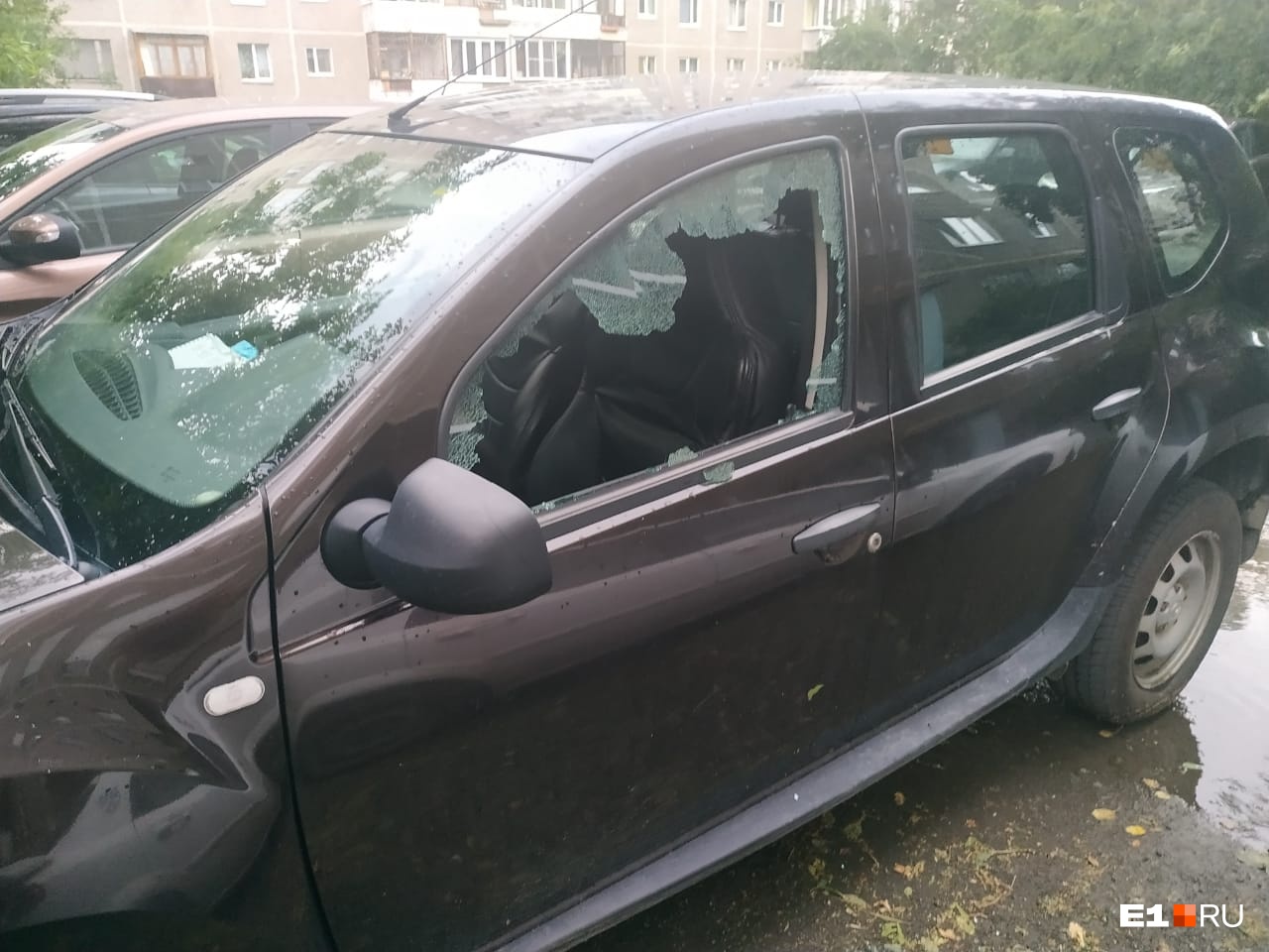 Камни отлетали от стены дома и разбивали окна: в Екатеринбурге во время урагана пострадали машины