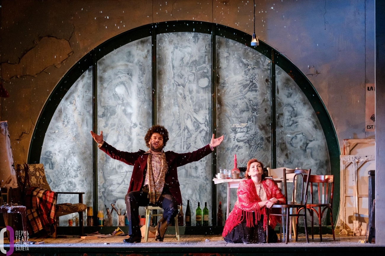 В трактовке Химмельманна действие оперы «Богема» разворачивается в шестидесятые годы ХХ века в Париже. На фото — сцена в мансарде