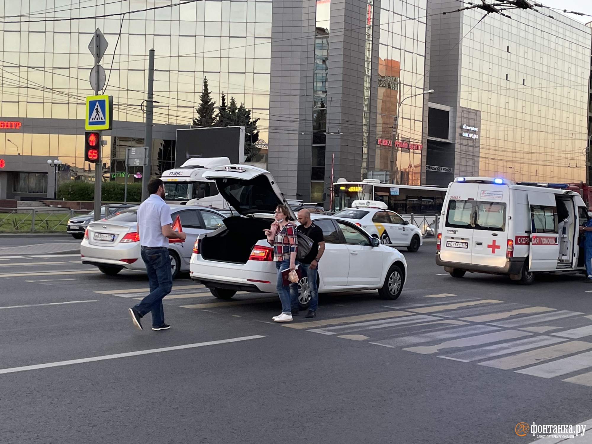 Очередной самокатчик в Петербурге оказался под колесами автомобиля
