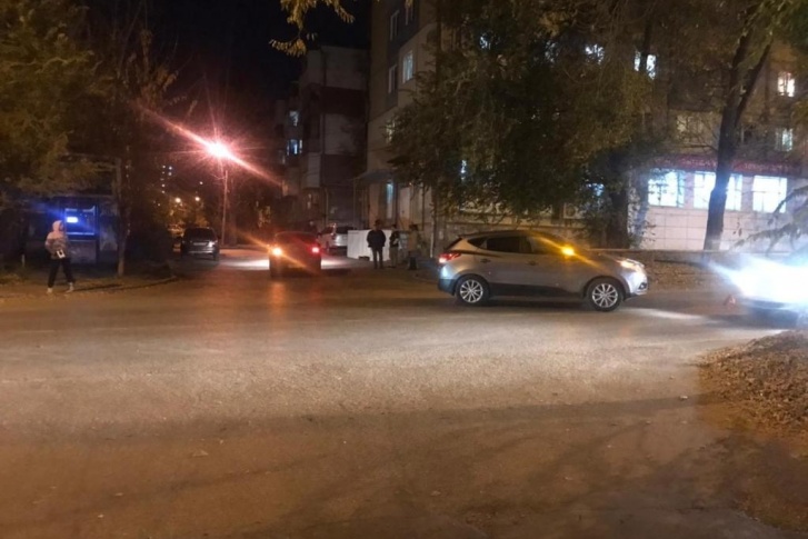 Тихая дорога в окружении пятиэтажных хрущевок стала местом ДТП, в котором пострадали дети Тихая дорога в окружении пятиэтажных хрущевок стала местом ДТП, в котором пострадали дети