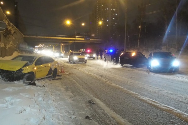 Водитель такси въехал в стоявшие автомобили Водитель такси въехал в стоявшие автомобили