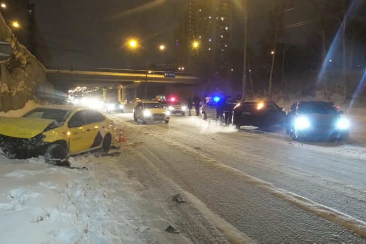 В аварии пострадали три автомобиля В аварии пострадали три автомобиля
