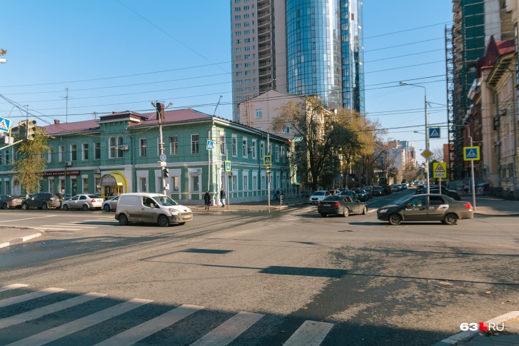 Очень показательное фото для центра Самары: наводит на мысль об архитектурном хаосе Очень показательное фото для центра Самары: наводит на мысль об архитектурном хаосе
