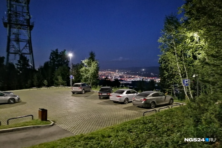 Вот так выглядит парковка на смотровой, куда въезд закрыт с середины лета Вот так выглядит парковка на смотровой, куда въезд закрыт с середины лета