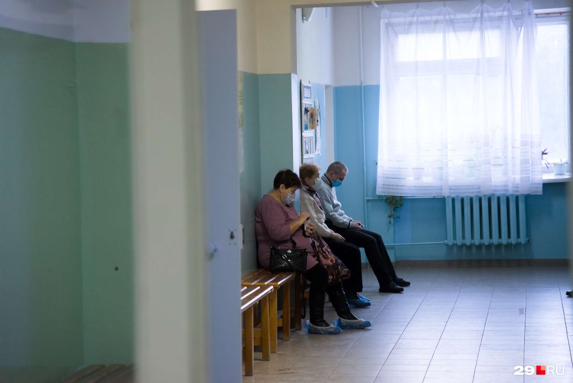 Не все пациенты, сидящие в коридорах поликлиники, хотят делать прививку <nobr class="_">от COVID-19</nobr> Не все пациенты, сидящие в коридорах поликлиники, хотят делать прививку <nobr class="_">от COVID-19</nobr>