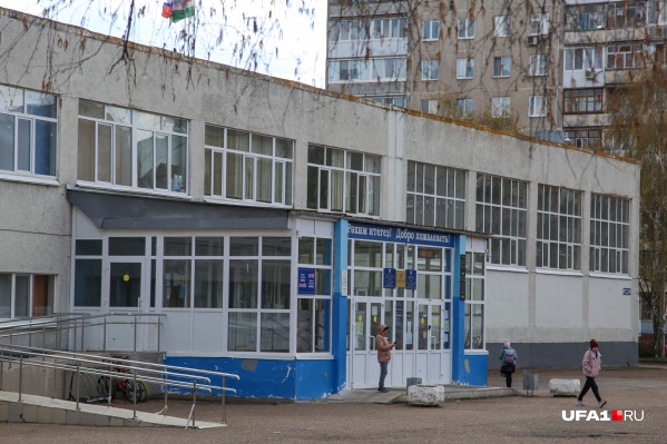 Вот в этом лицее, как заявила мама ученика, и занимаются поборами Вот в этом лицее, как заявила мама ученика, и занимаются поборами