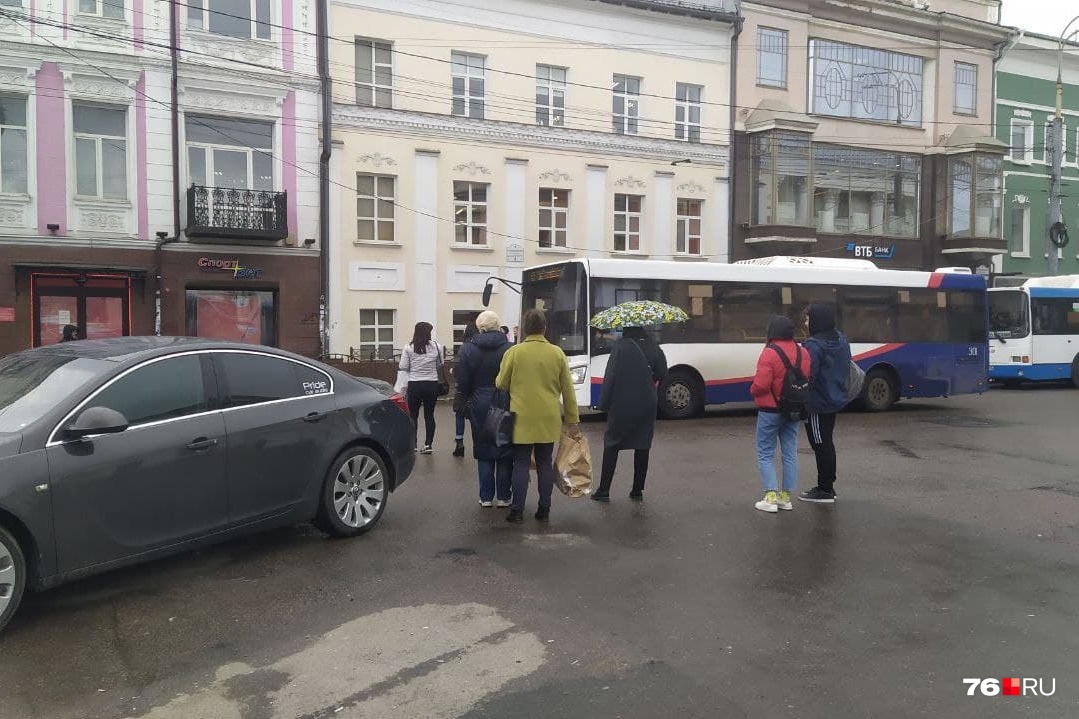 Раньше в районе Торгового переулка был пешеходный переход через улицу. С тех пор как его убрали, люди так и не перестали перебегать дорогу в этом месте Раньше в районе Торгового переулка был пешеходный переход через улицу. С тех пор как его убрали, люди так и не перестали перебегать дорогу в этом месте