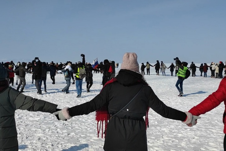 Во Владивостоке митингующие вышли на лед Японского моря
