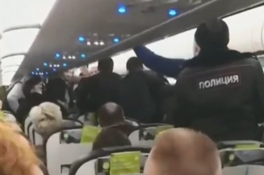 На двух авиадебоширов из Толмачёво завели уголовные дела — они устроили драку прямо в самолете