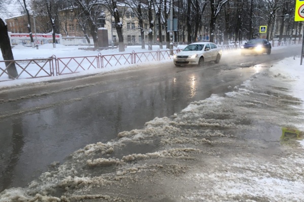 Вода хлынула на проезжую часть Вода хлынула на проезжую часть