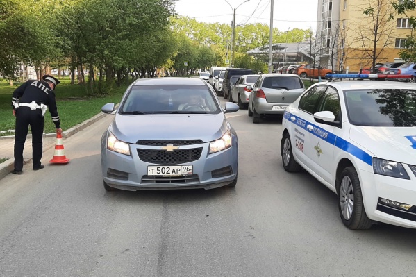 Девочка выбежала на дорогу Девочка выбежала на дорогу