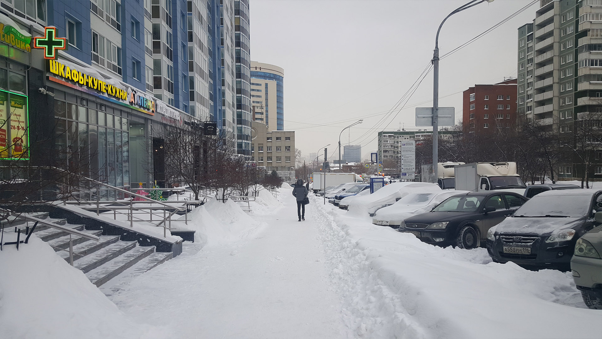 За барьером парковки вдоль проезжей части пешеходы могут чувствовать себя в безопасности на тротуаре За барьером парковки вдоль проезжей части пешеходы могут чувствовать себя в безопасности на тротуаре