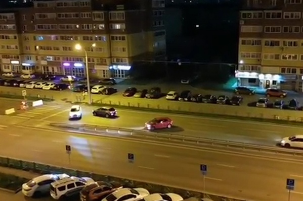 Водители разворачиваются и едут по встречной полосе Водители разворачиваются и едут по встречной полосе