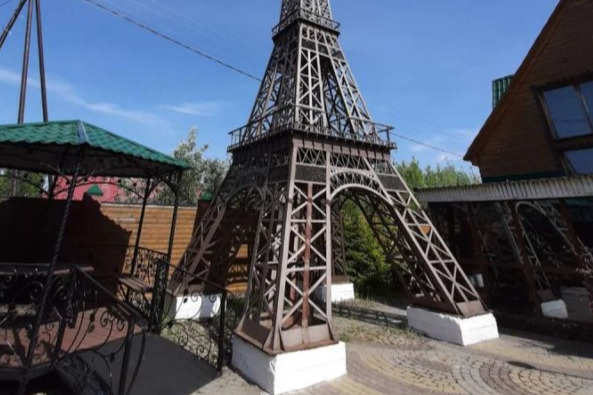 В Сургуте продают копию Эйфелевой башни за 3,5 миллиона рублей