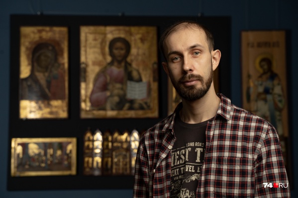Виктор Чичиланов позирует на фоне отреставрированных им икон, они — часть постоянной экспозиции челябинского музея Виктор Чичиланов позирует на фоне отреставрированных им икон, они — часть постоянной экспозиции челябинского музея