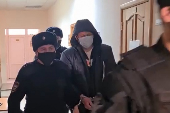 Обвиняемого доставили в зал суда под конвоем Обвиняемого доставили в зал суда под конвоем