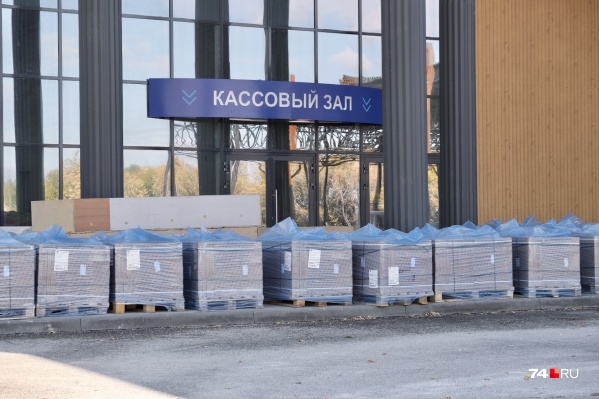 Власти до сих пор официально не признают новый объект вокзалом, хотя все признаки, как говорится, налицо Власти до сих пор официально не признают новый объект вокзалом, хотя все признаки, как говорится, налицо