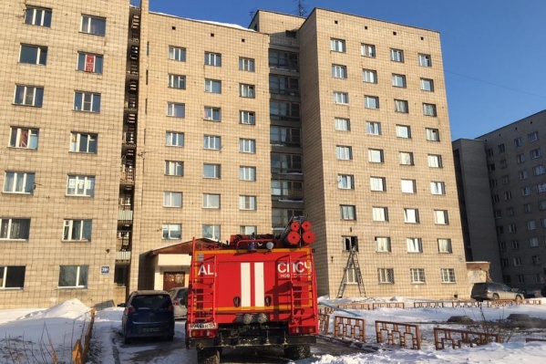 В комнате горел диван и домашние вещи В комнате горел диван и домашние вещи