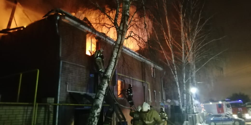 В МЧС назвали предварительную причину пожара в цыганском поселке