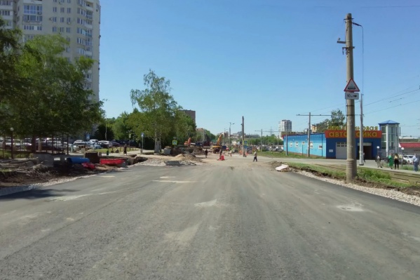 Рабочие готовят дублеры, чтобы по ним пустить основной автомобильный поток после полного перекрытия Ново-Садовой Рабочие готовят дублеры, чтобы по ним пустить основной автомобильный поток после полного перекрытия Ново-Садовой
